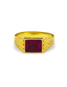 Anillo con piedra roja rectangular lateral labrado oro 18k - Joyería Orocash