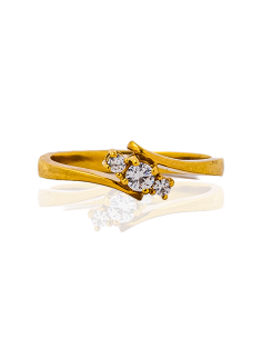 Anillo con tres diamantes en abrazo lateral cuatro garras oro 18k - Joyería Orocash