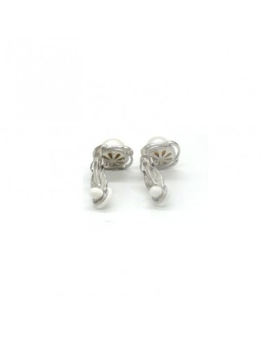 Pendientes con clip perla natural blanca con base flor plata y 4 circonitas